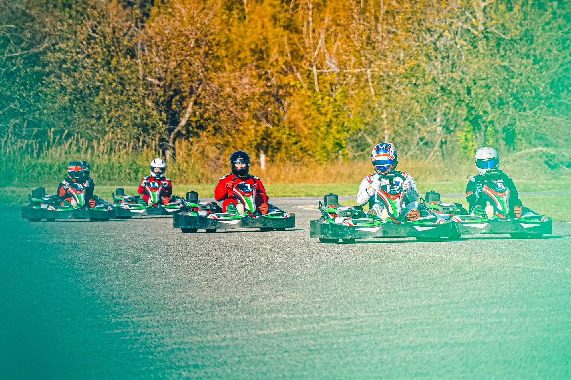 Gruppo di kart in pista durante un turno