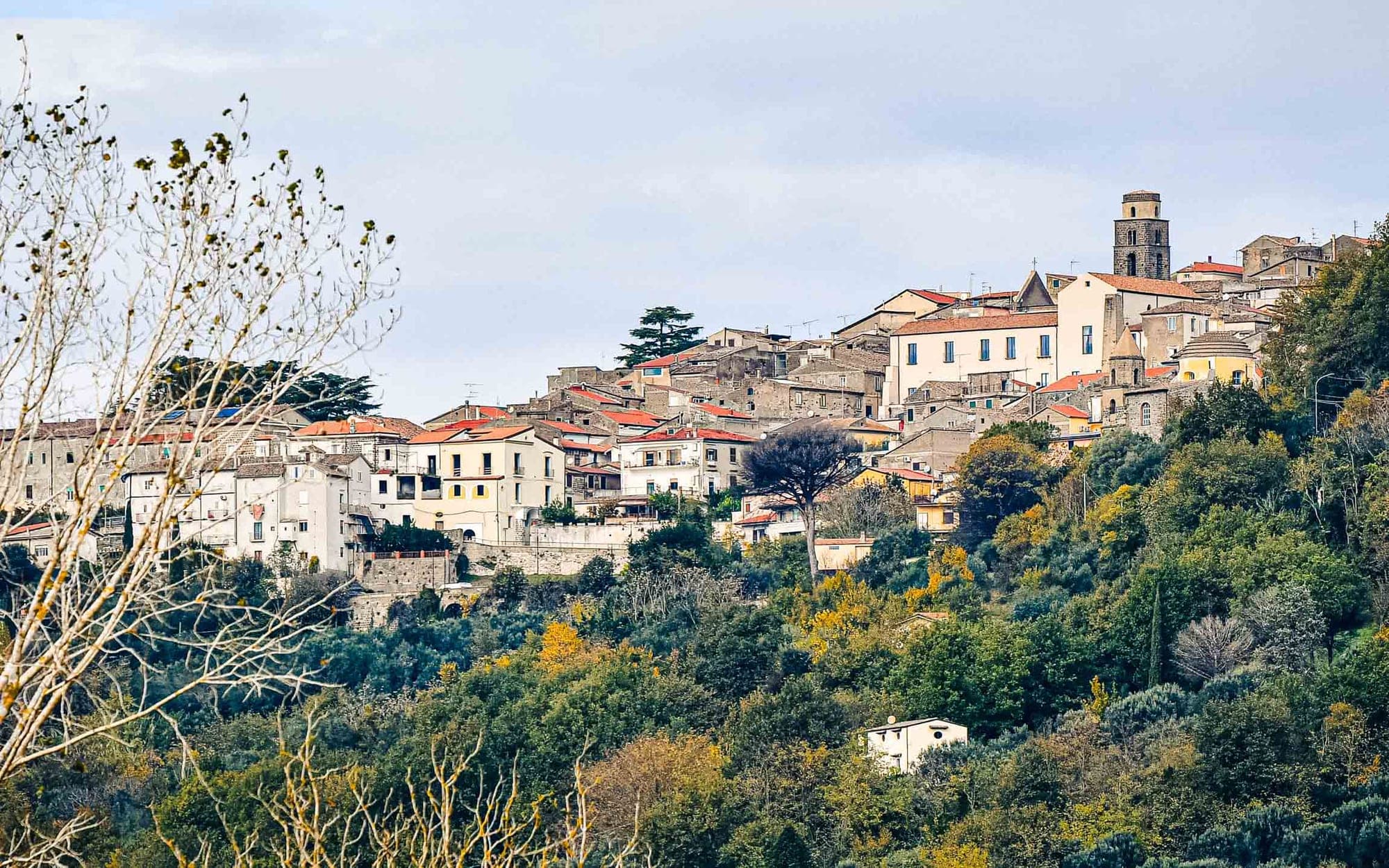 Il borgo di Limatola sulla collina