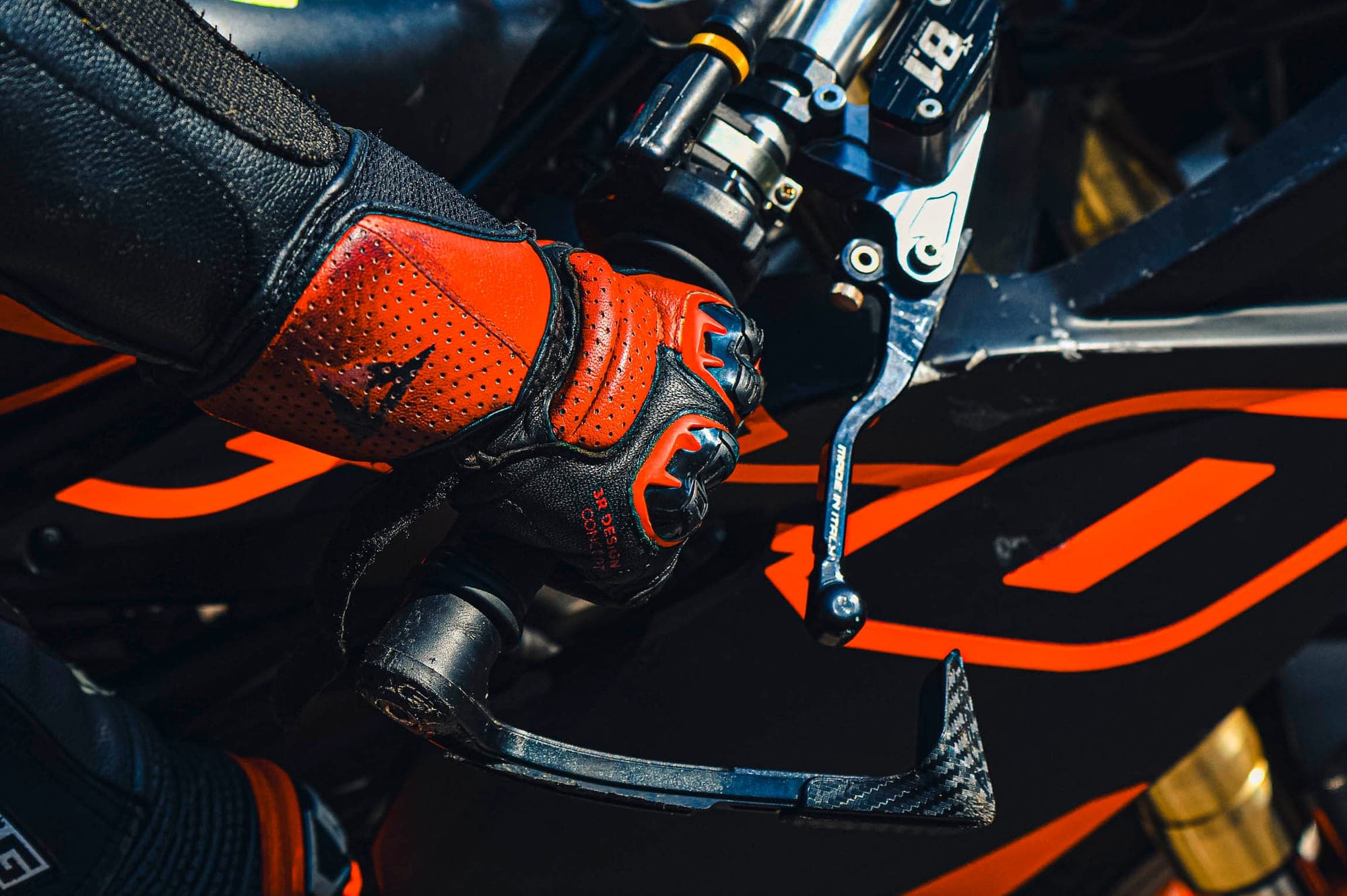 Guanto del pilota sulla leva del freno di una moto