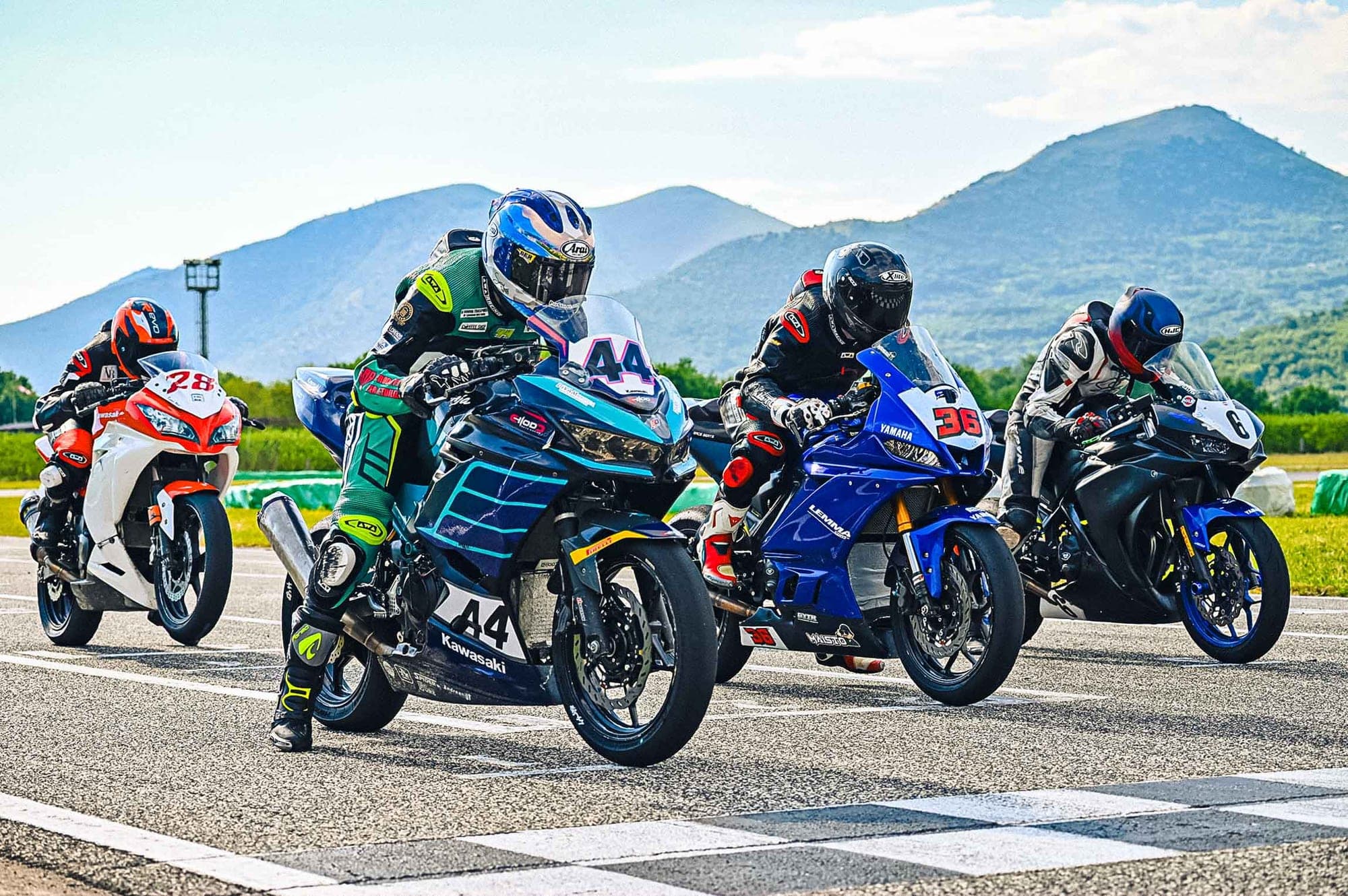 Moto sportive allineate sulla griglia di partenza