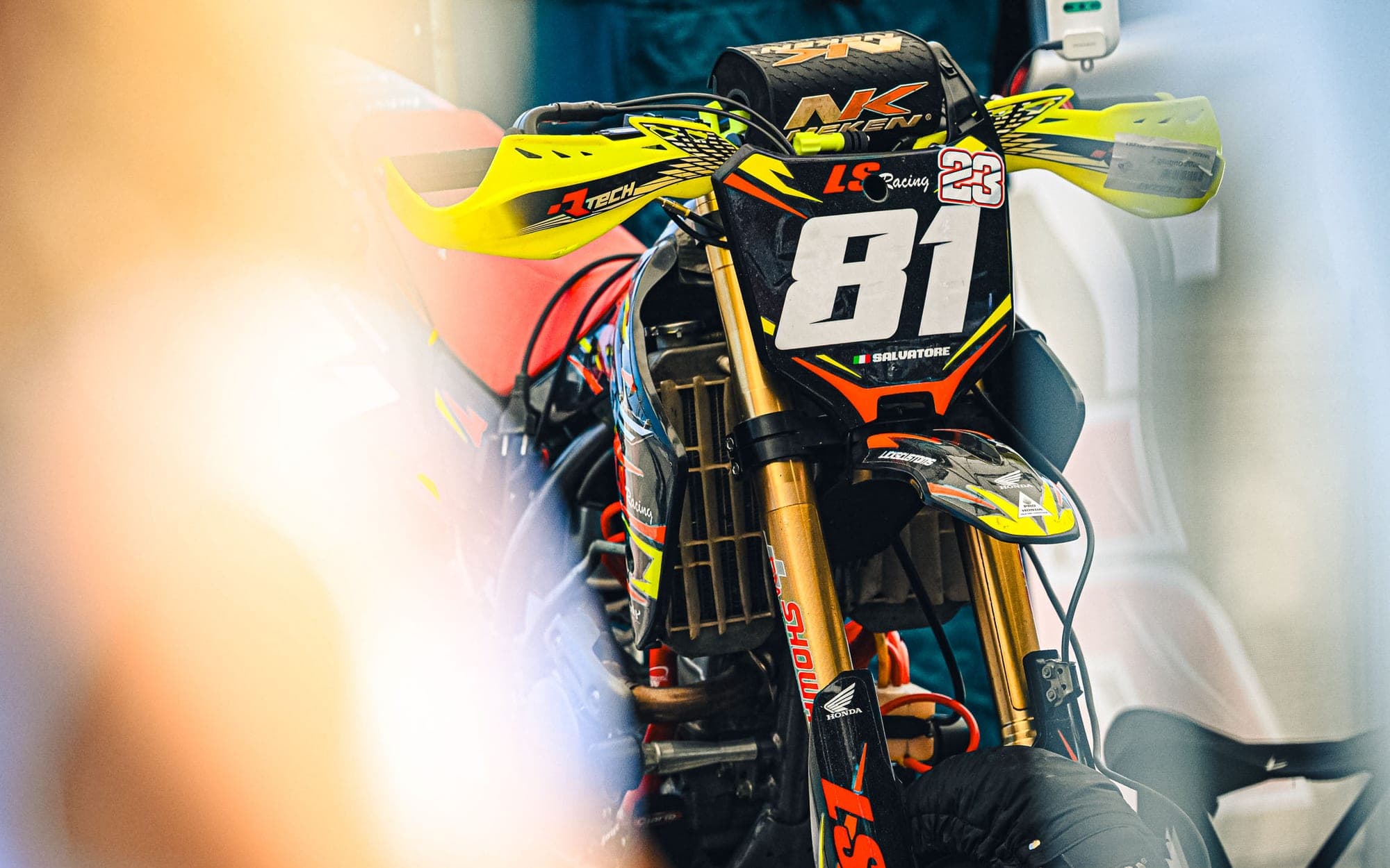 Supermoto numero 81 in primo piano
