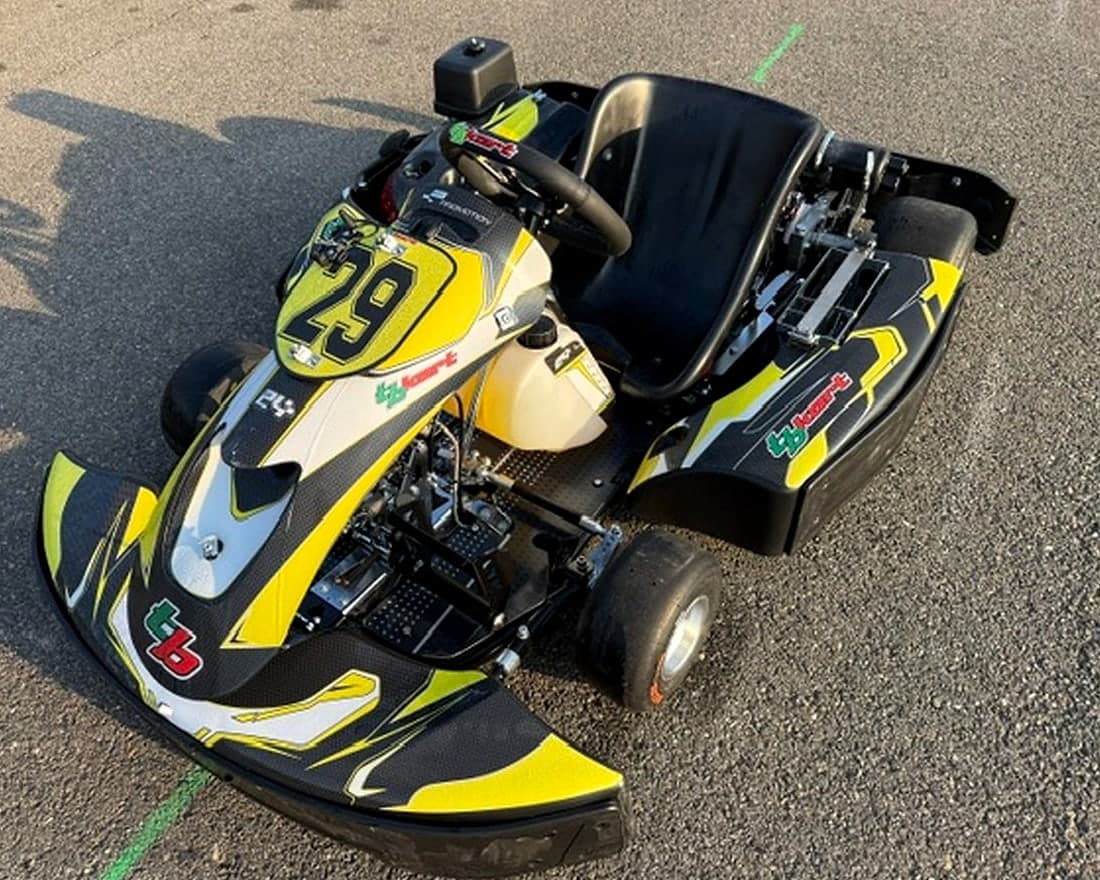 Kart TB Kart R-One numero 29, nero e giallo, visto di tre quarti dal davanti