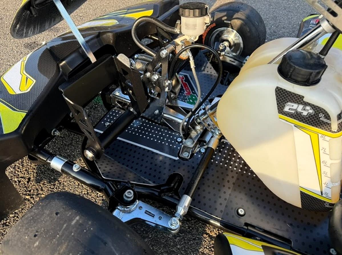 Pedaliera regolabile e pompa del freno idraulico del kart TB Kart R-One
