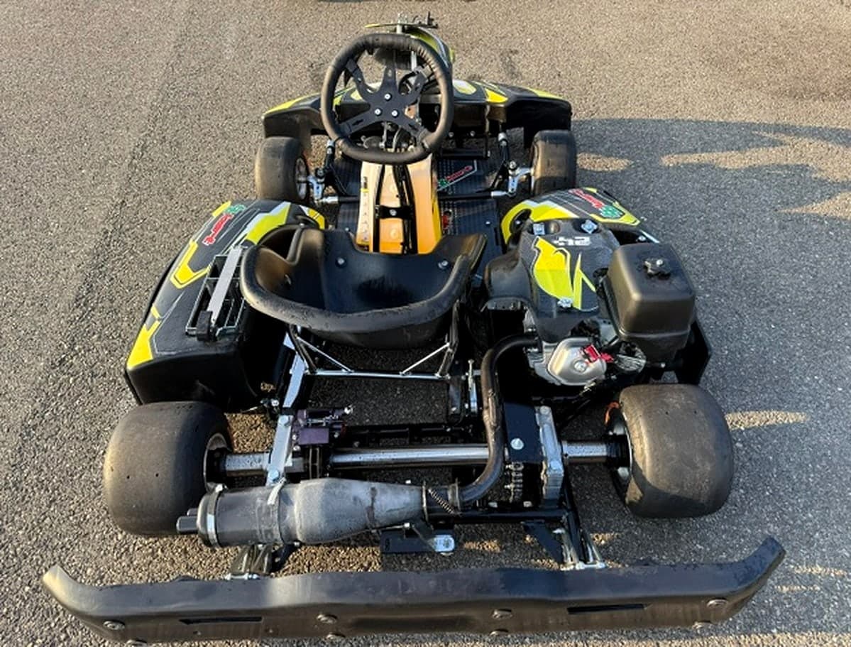 Retro del kart TB Kart R-One con motore Honda, scarico e assale posteriore