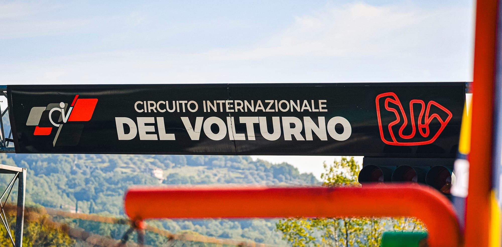 Portale di partenza con il semaforo e la scritta Circuito Internazionale del Volturno